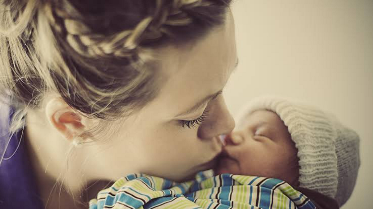 8 Scary Reasons You Should Never Let Anyone Kiss Your Baby